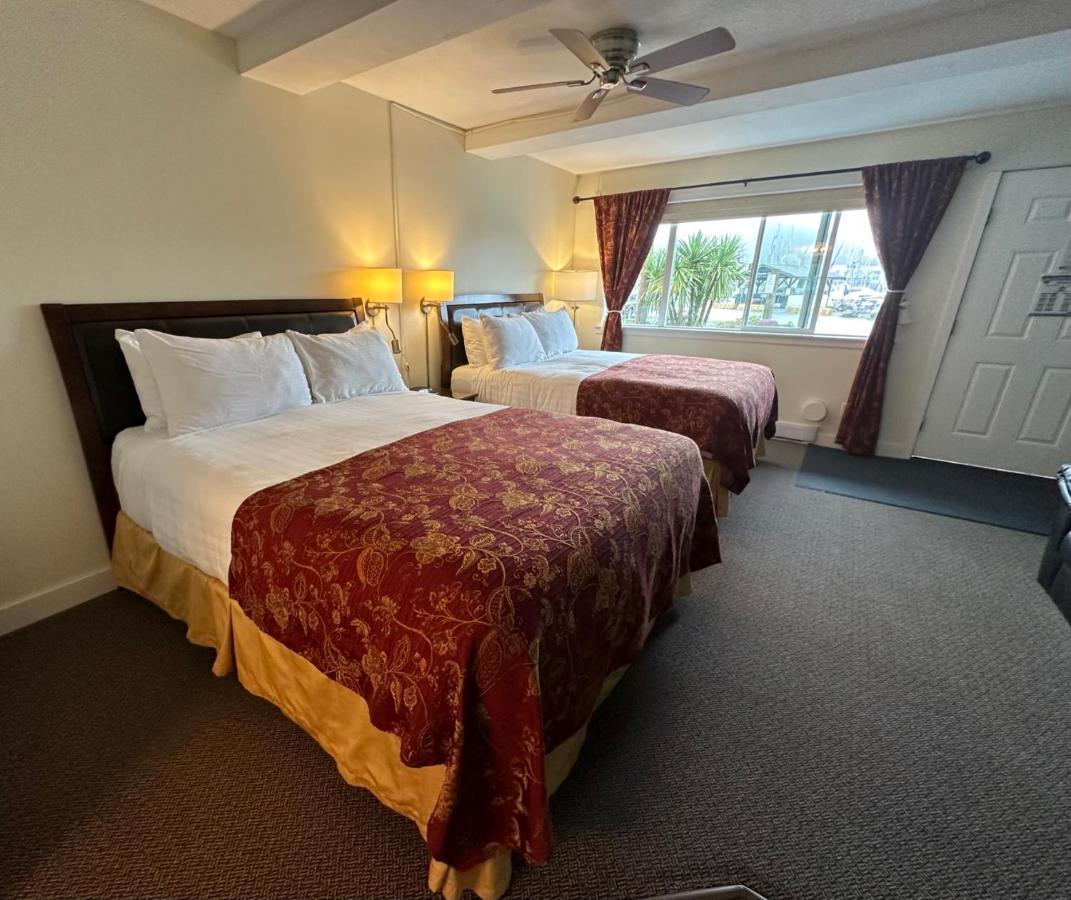 Bayshore Waterfront Inn Уклуелет Екстериор снимка