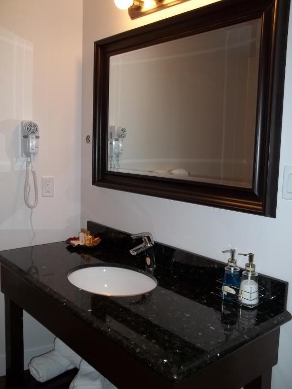Bayshore Waterfront Inn Уклуелет Екстериор снимка