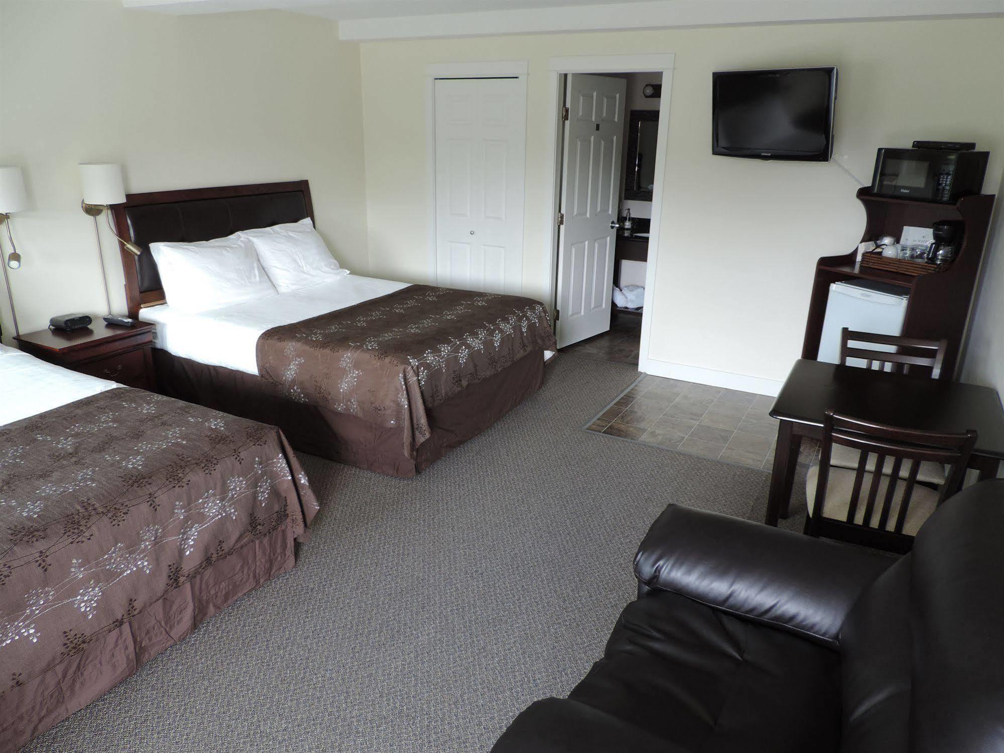 Bayshore Waterfront Inn Уклуелет Екстериор снимка