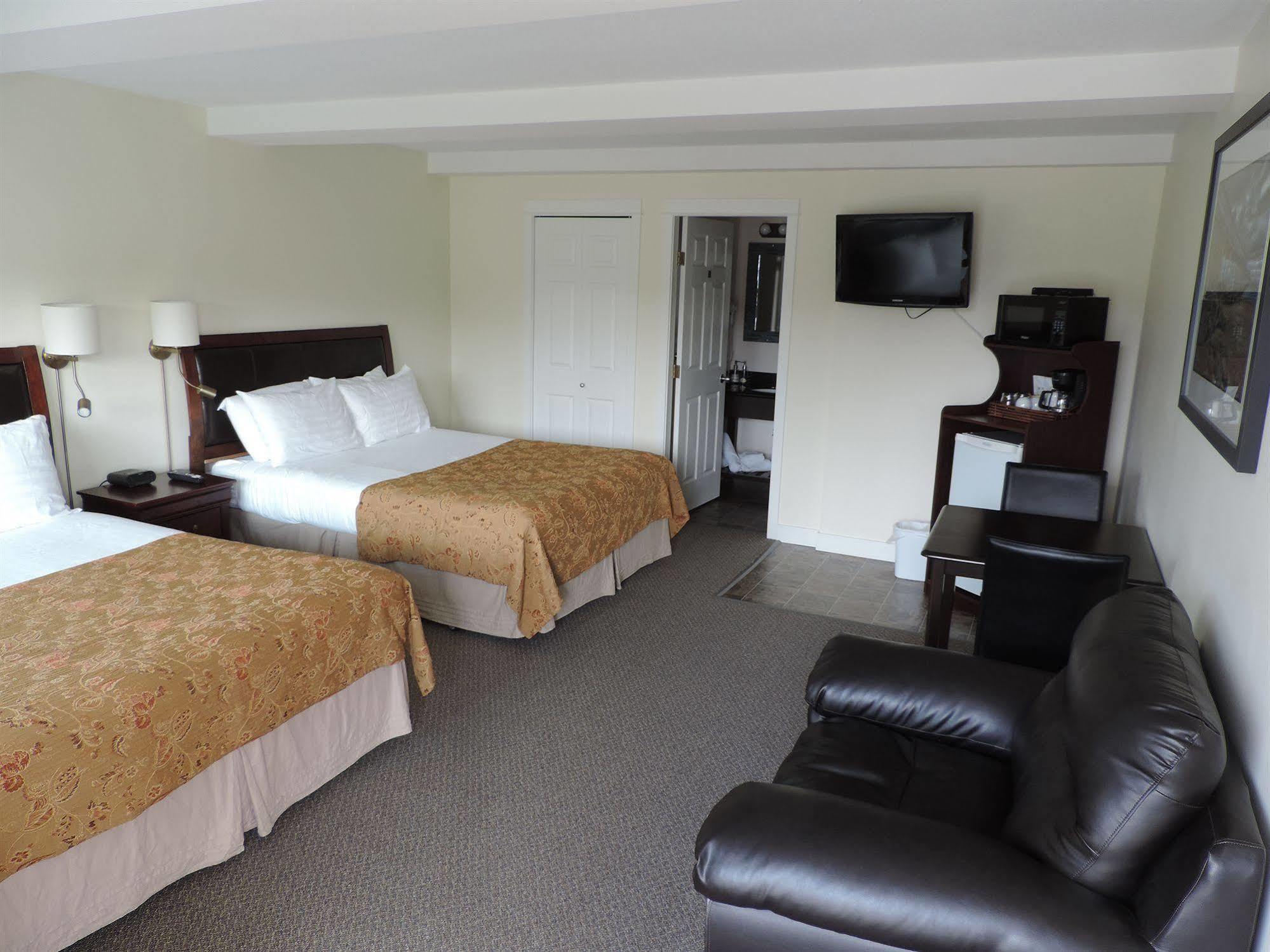 Bayshore Waterfront Inn Уклуелет Екстериор снимка
