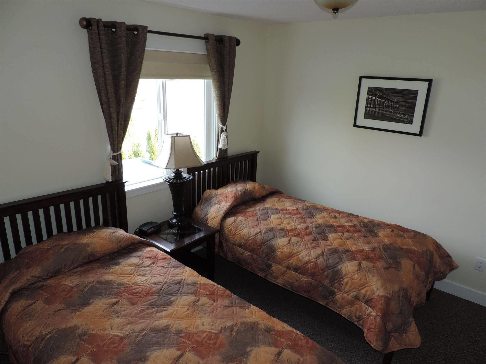Bayshore Waterfront Inn Уклуелет Екстериор снимка