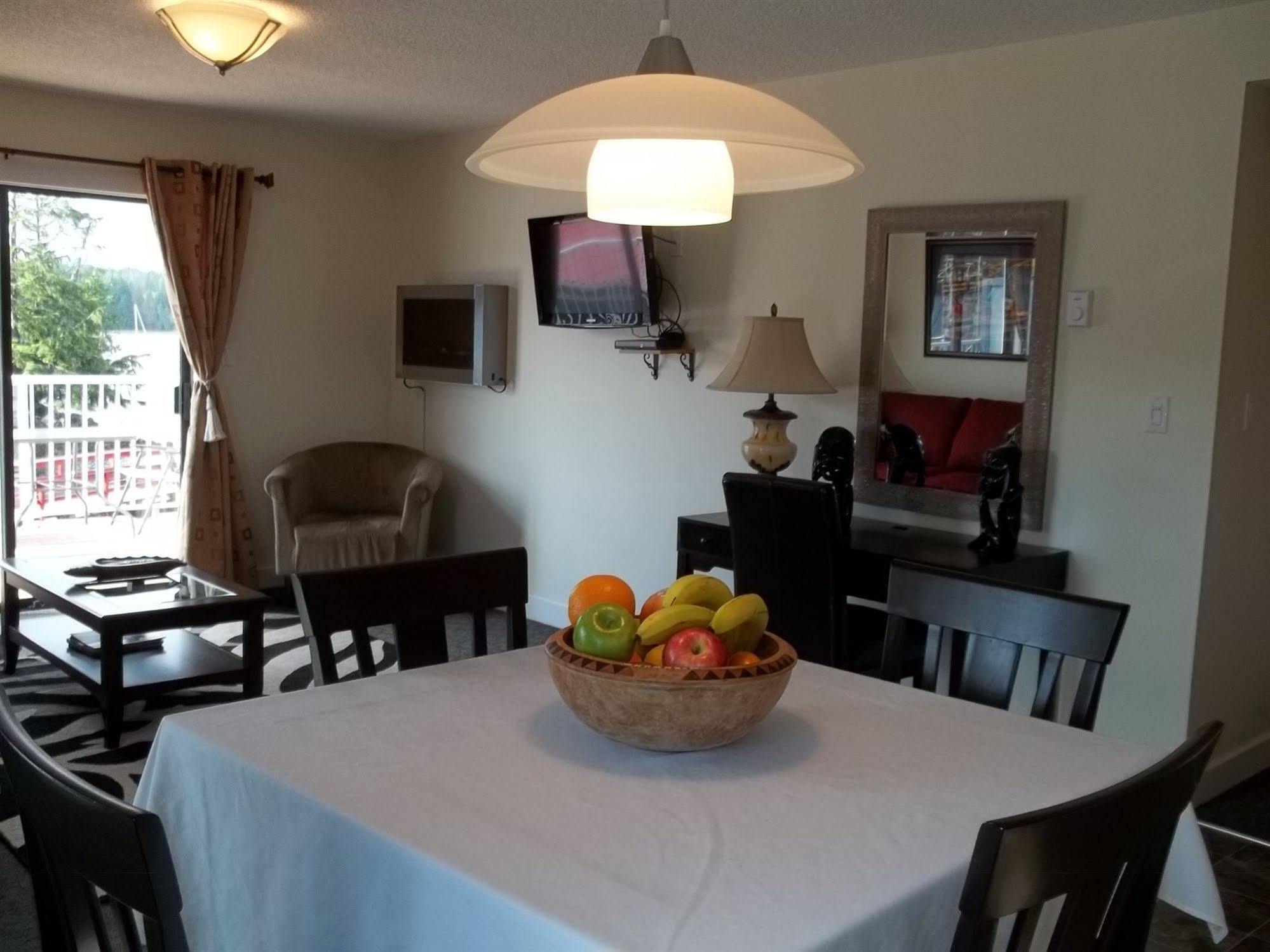 Bayshore Waterfront Inn Уклуелет Екстериор снимка